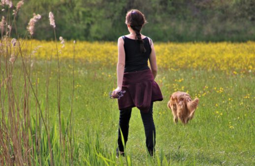Dziewczyna na spacerze z psem